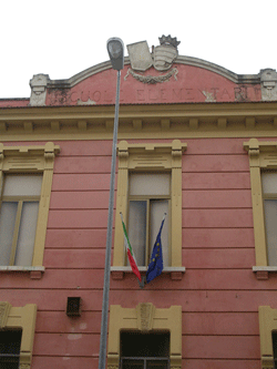 Facciata dell'edificio R. Musti